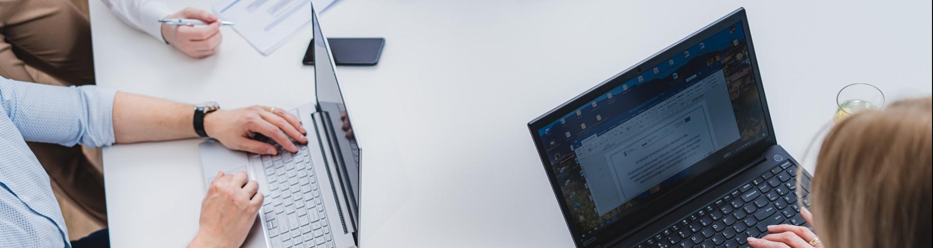 ludzie pracujący w biurze